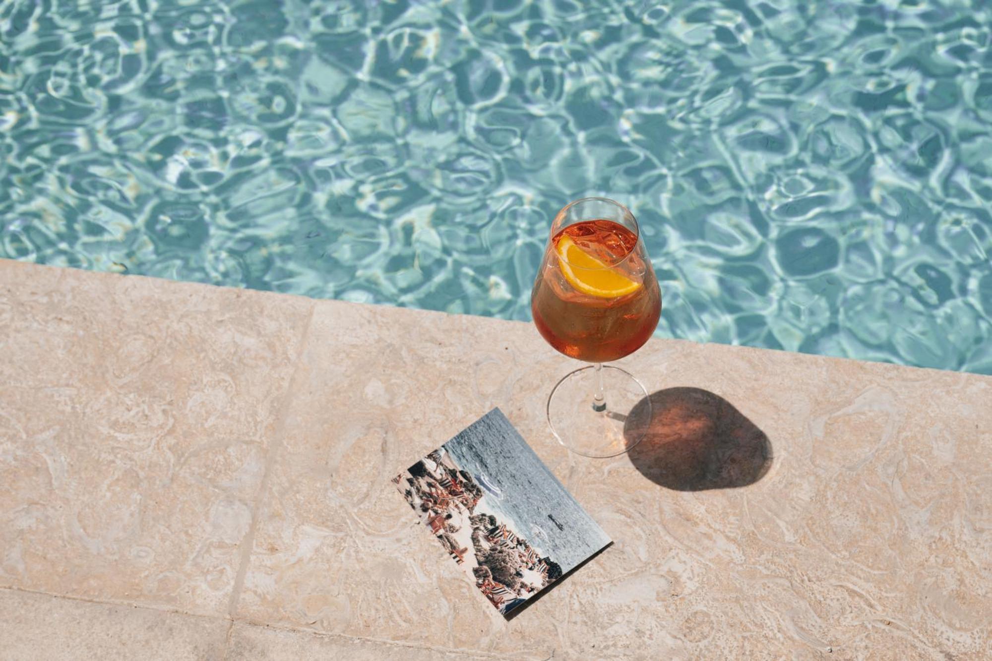 凯撒宫殿蓝水酒店 迪拜 外观 照片 A glass of Aperol Spritz
