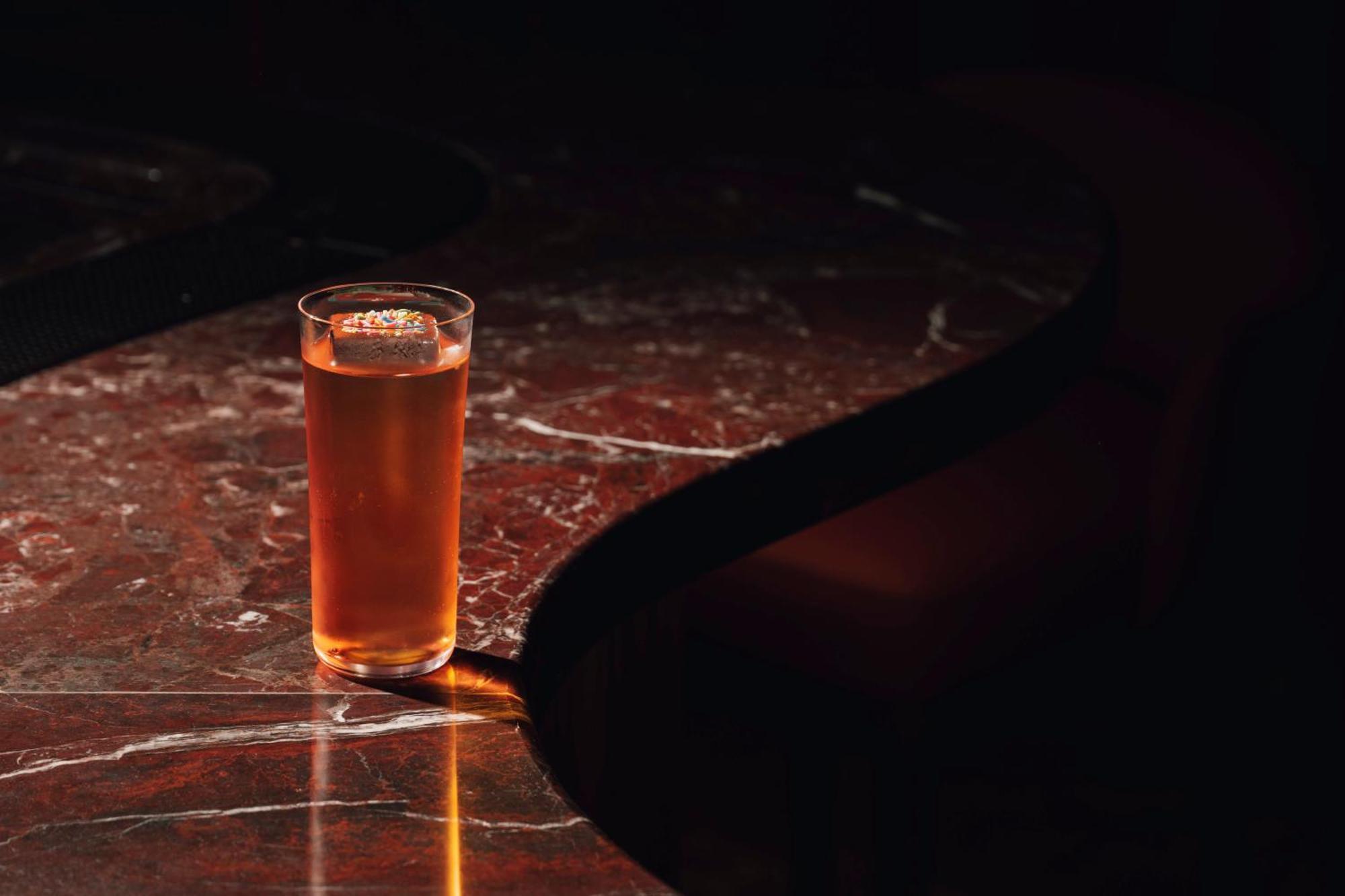 凯撒宫殿蓝水酒店 迪拜 外观 照片 A glass of Old Fashioned