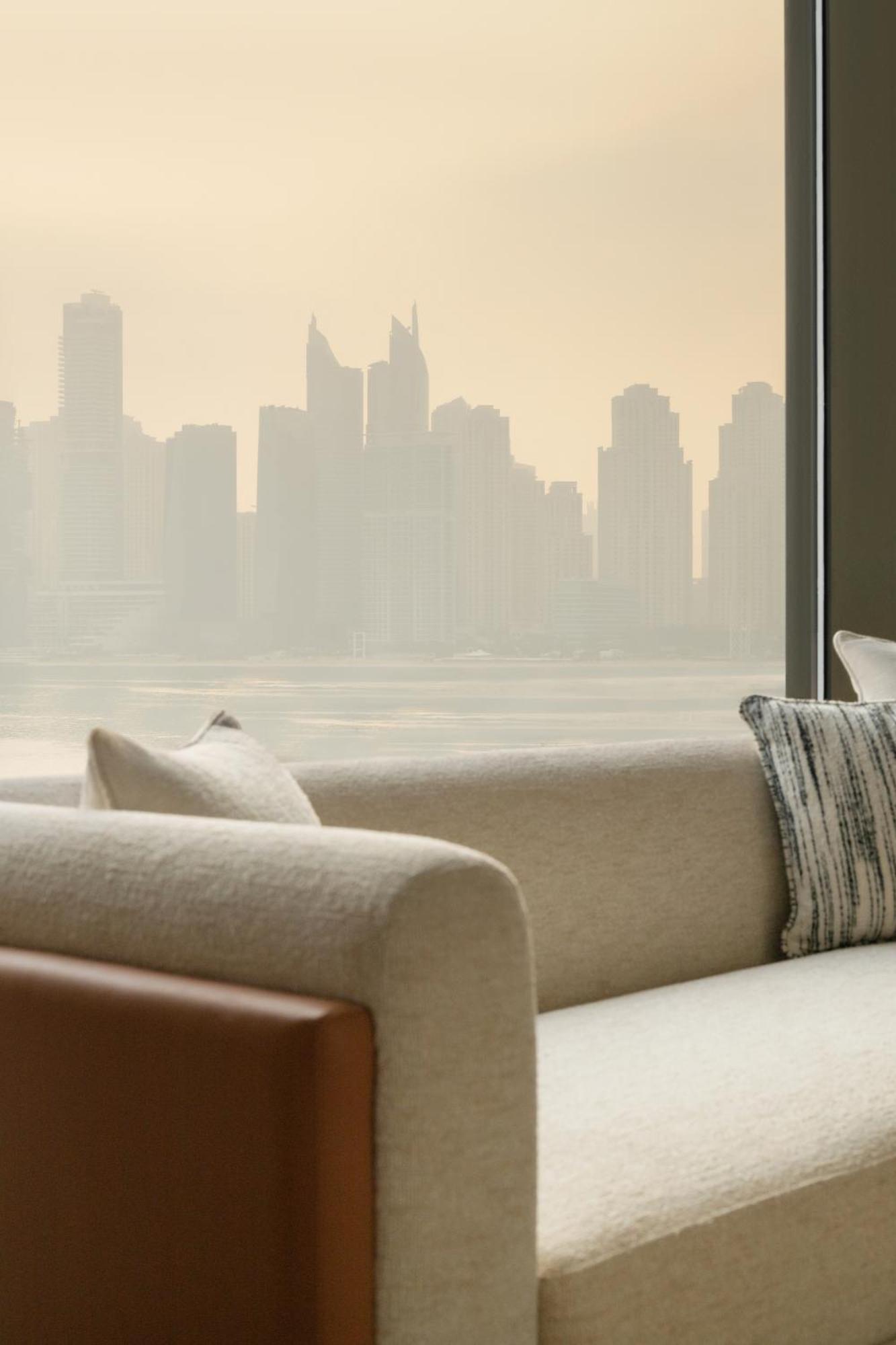 凯撒宫殿蓝水酒店 迪拜 外观 照片 A view of the Dubai skyline from the hotel