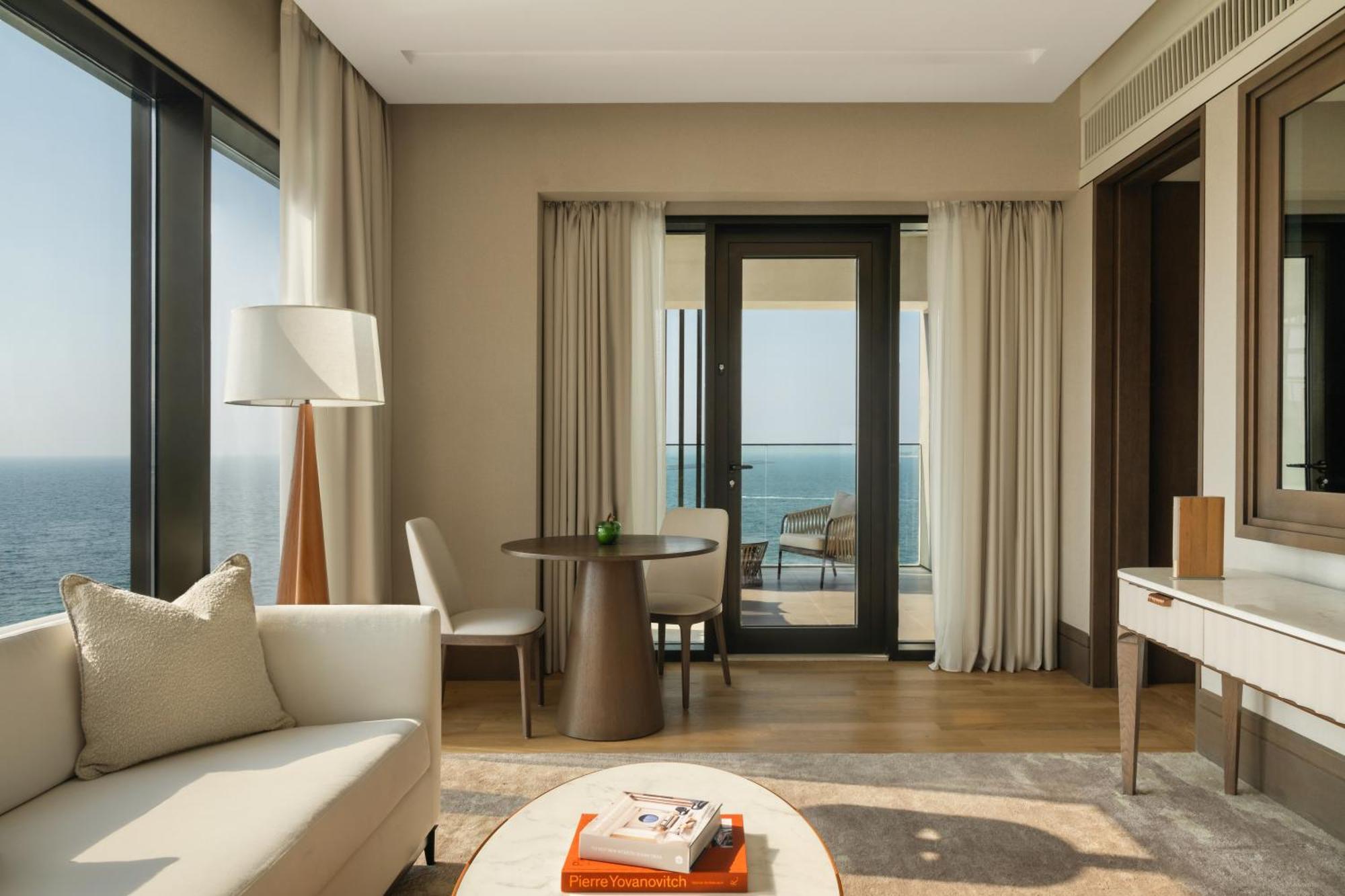 凯撒宫殿蓝水酒店 迪拜 外观 照片 A suite at the hotel