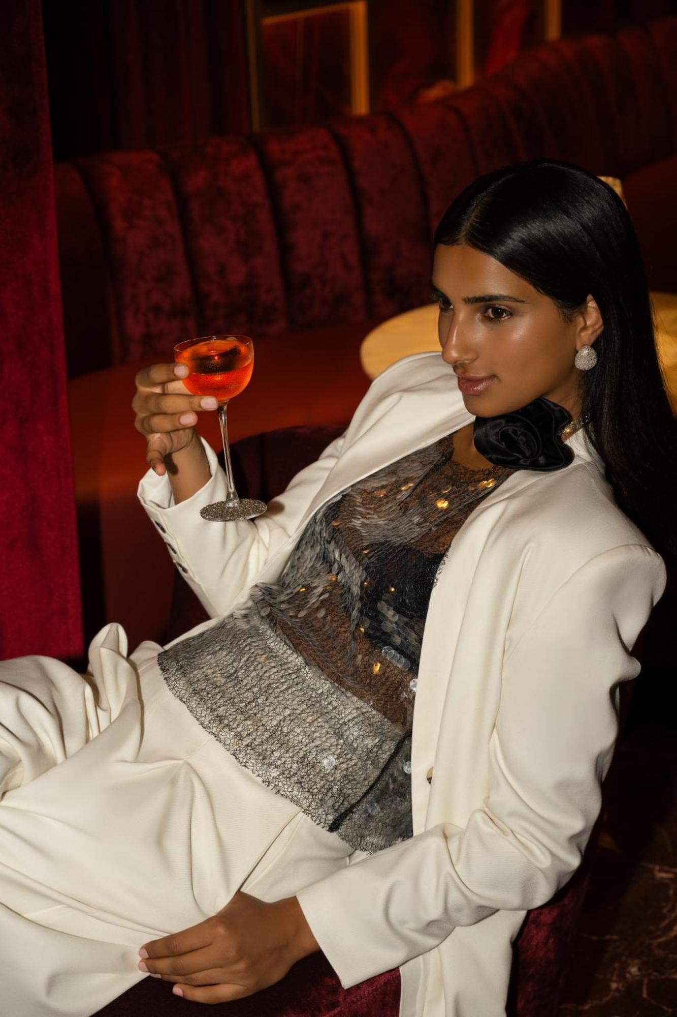 凯撒宫殿蓝水酒店 迪拜 外观 照片 A woman drinking a cocktail