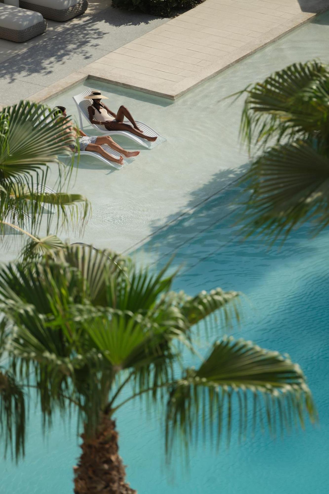 凯撒宫殿蓝水酒店 迪拜 外观 照片 The pool at the Four Seasons Hotel