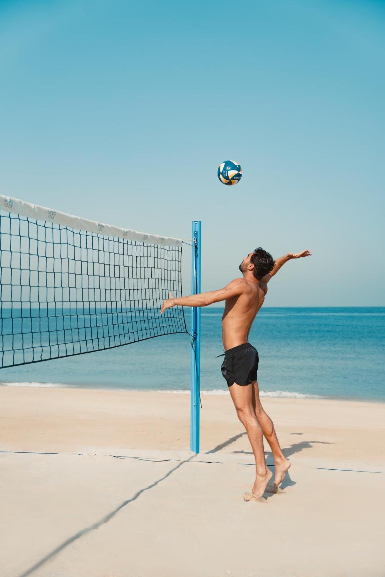 凯撒宫殿蓝水酒店 迪拜 外观 照片 A player blocks the ball