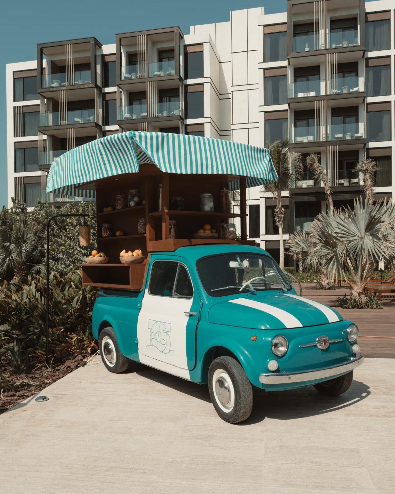 凯撒宫殿蓝水酒店 迪拜 外观 照片 Fiat 500