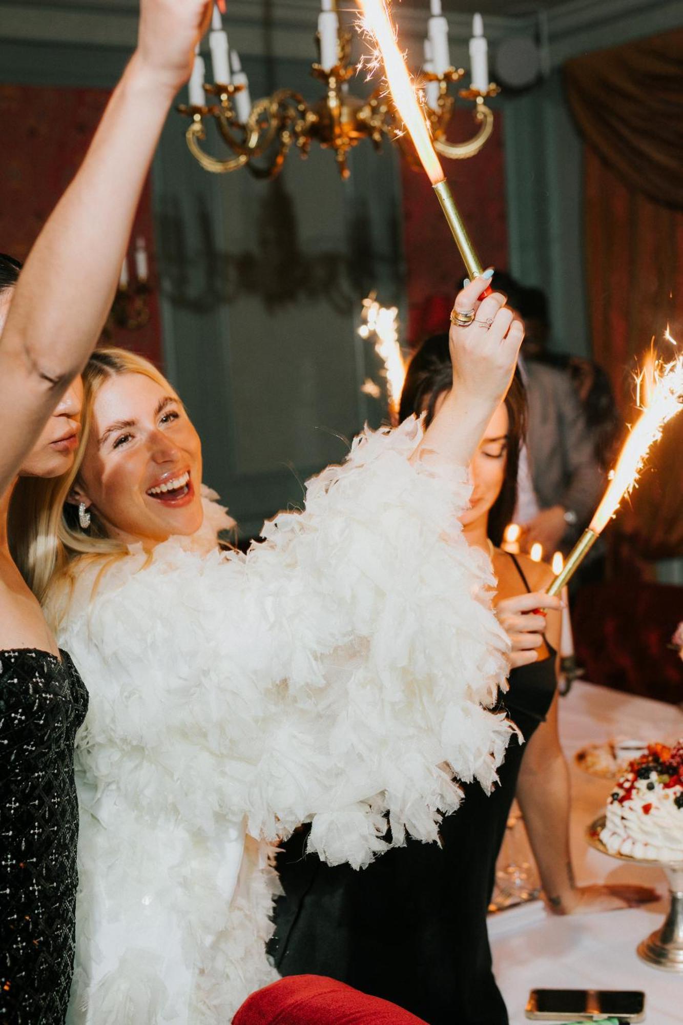 凯撒宫殿蓝水酒店 迪拜 外观 照片 Partygoers at a nightclub in Moscow