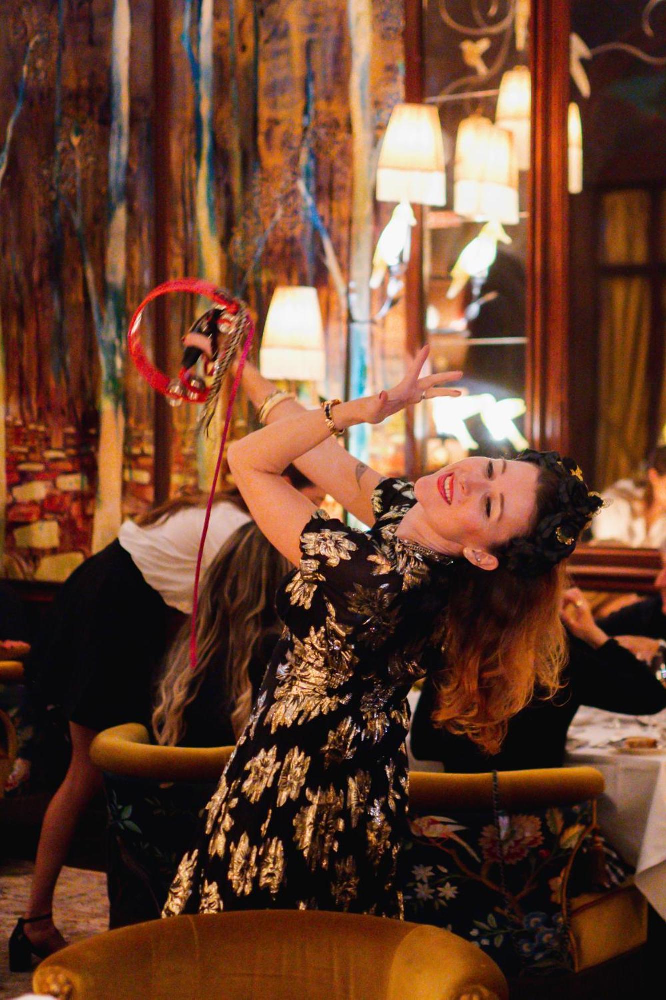 凯撒宫殿蓝水酒店 迪拜 外观 照片 A flamenco dancer
