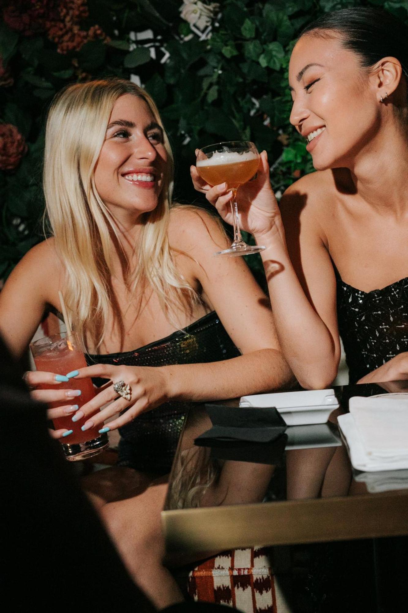 凯撒宫殿蓝水酒店 迪拜 外观 照片 Two women drinking cocktails