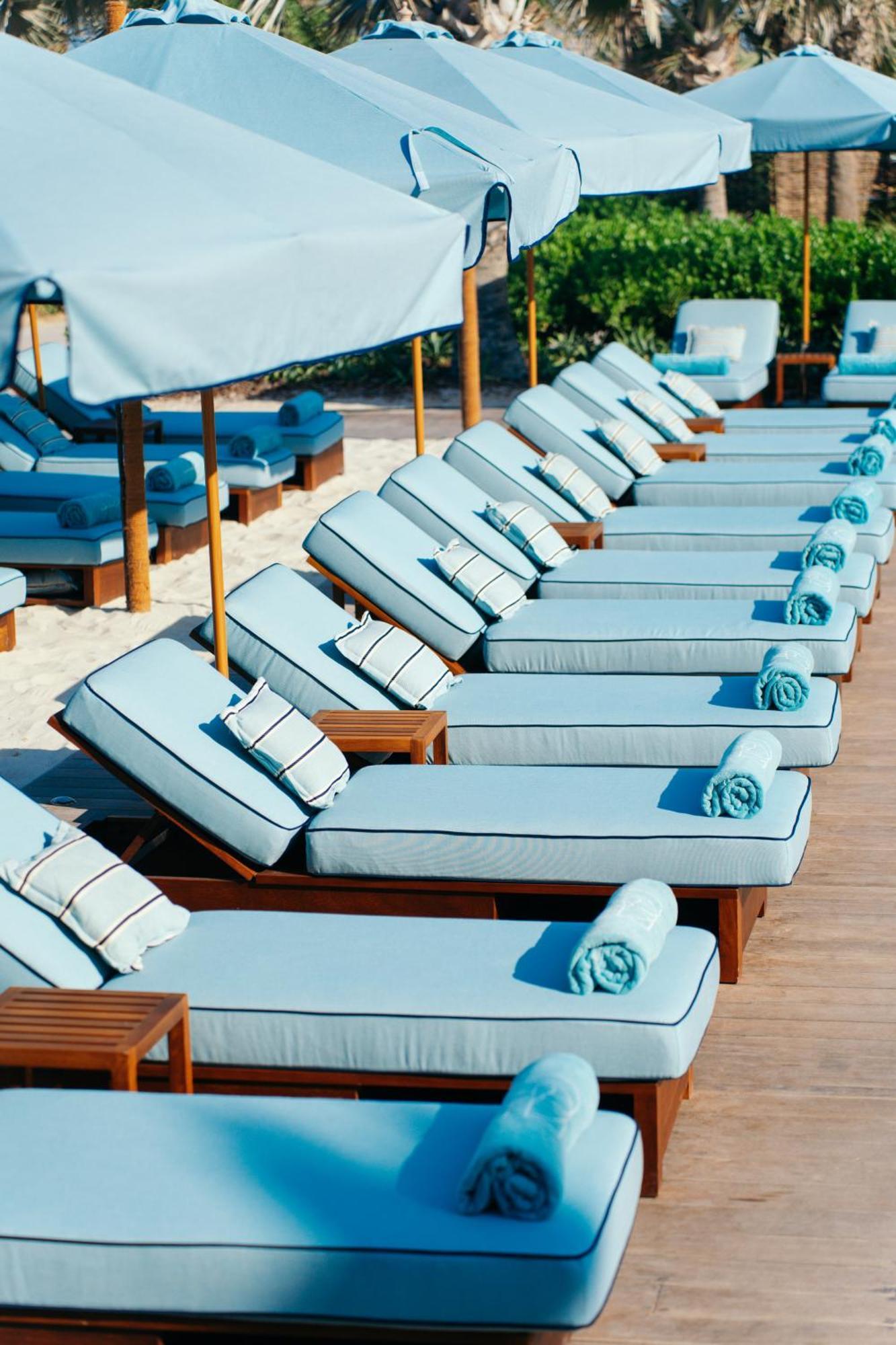 凯撒宫殿蓝水酒店 迪拜 外观 照片 Sun beds